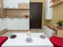 стол со стульями, кухонный уголок