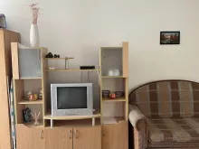 телевизор и диван