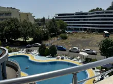 вид на бассейн с террасы