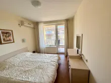 кровать в спальне