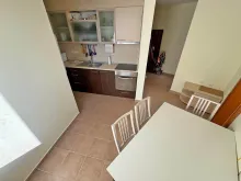 кухонный уголок, стол со стульями