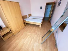 шкаф, кровать в спальне