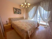 кровать в спальне
