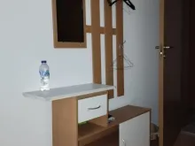 прихожая с мебелью