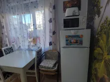 стол и холодильник