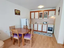 стол со стульями в комнате