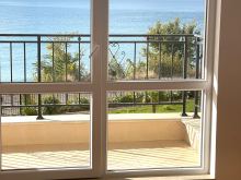 окно в гостиной с видом на море