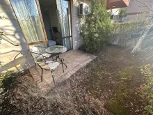 терраса со столом и стульями