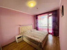 кровать в спальне