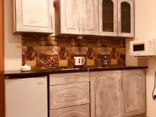 кухонная часть, холодильник, микроволновая печь