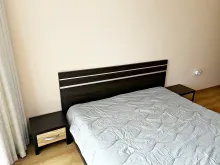 кровать в спальне