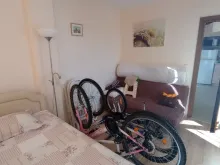 кровать в спальне