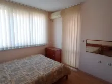 кровать в спальне