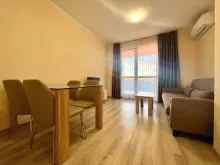 стол со стульями и диваном
