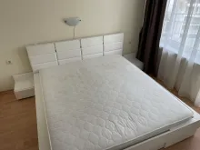 двухспальная кровать в квартире