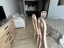 стол со стульями, кухонный уголок, диван