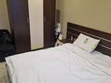 шкаф, кровать в спальне