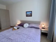 двухспальная кровать и картина