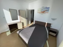 кровать и шкаф в спальне