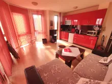 кухонный уголок, диван, стол, телевизор