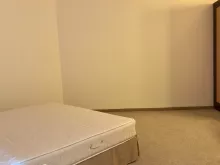 Кровать и шкаф в спальне