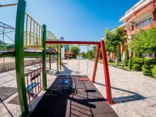 Качели на территории комплекса