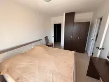 Двуспальная кровать и шкаф
