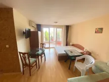 Большое окно в комнате