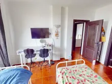 Кровати и телевизор