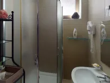 Душевая кабина в ванной комнате