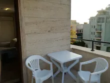 Стол и стулья на террасе