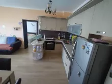 холодильник и мебель в гостиной