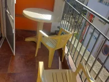 стол со стульями на террасе