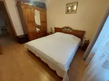 шкаф, кровать в спальне