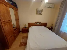 Шкаф и кровать спали