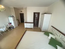 Двухспальная кровать и другая мебель