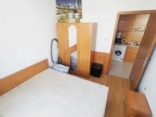 кровать и шкаф
