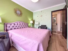 кровать в спальне