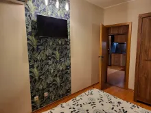 Телевизор на стене в спальне