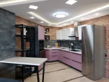 Кухонный гарнитур и холодильник