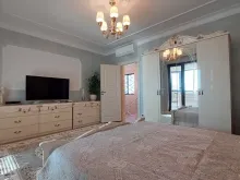 Хорошо обустроенная спальня