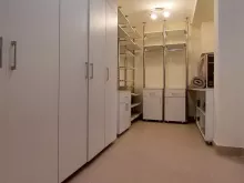 Большой шкаф в коридоре
