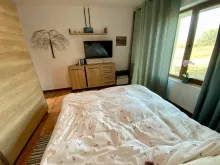 Телевизор и кровать