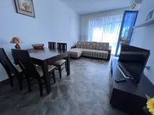 диван и обеденный стол