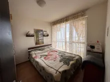 кровать в спальне