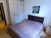 Гардероб и кровать в спальне