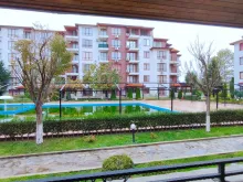 вид на бассейн с террасы