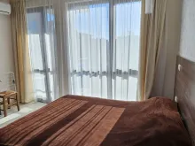 кровать и окно