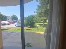 Вид из окна на лужайку