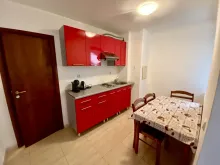 Кухонный бокс и обеденный стол